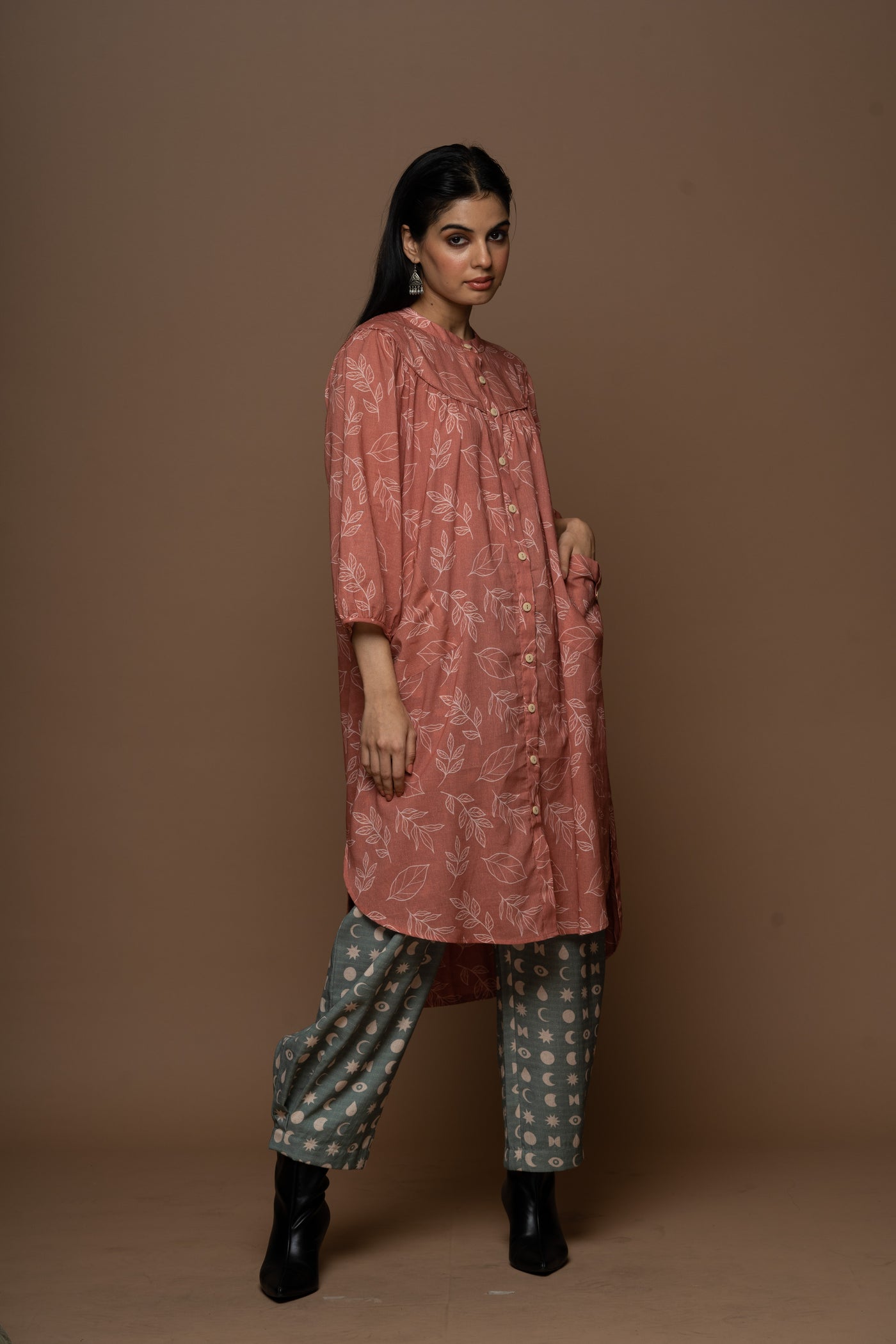 Subtle Pleats Pants in Seen it all Pattern