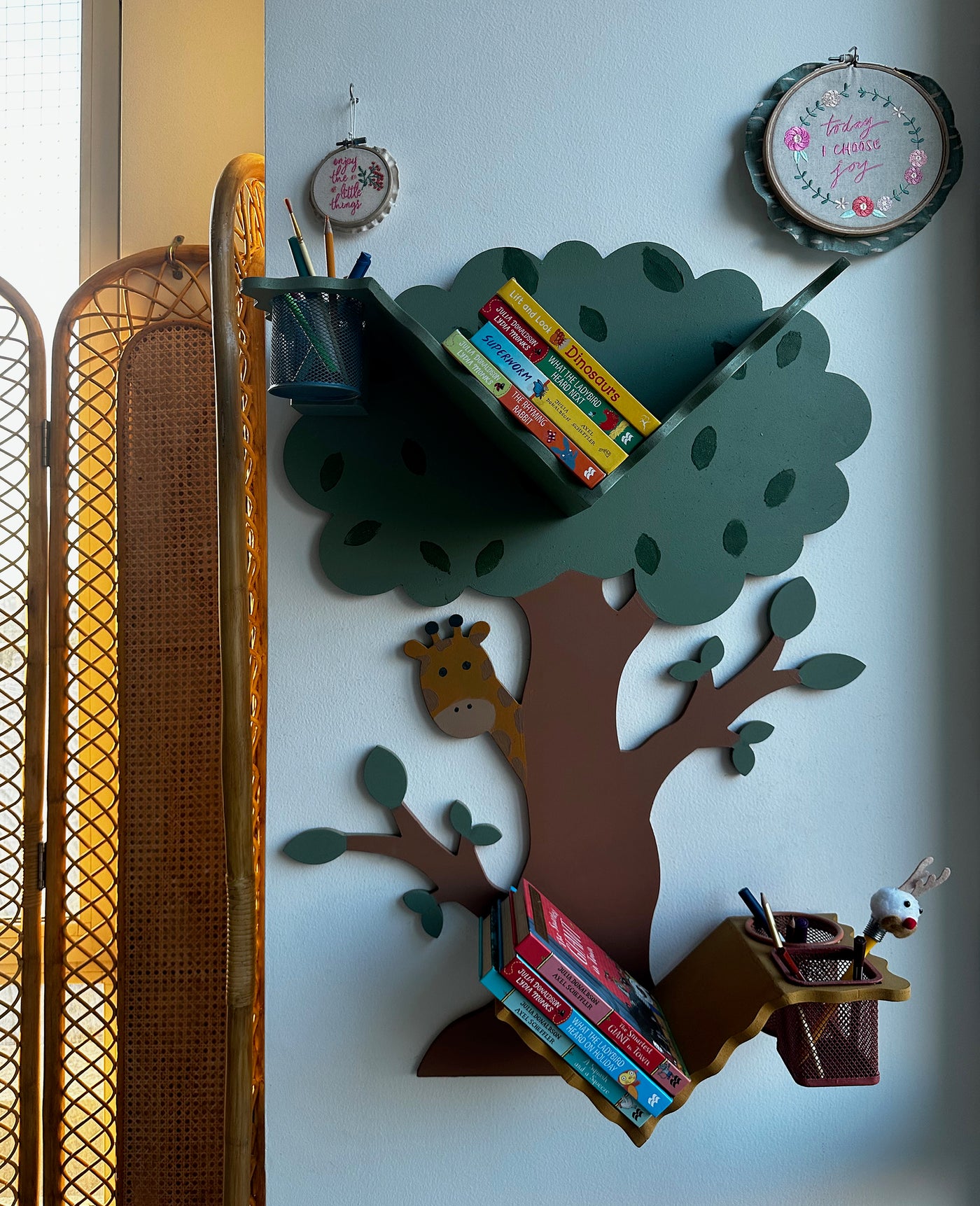 Peek-a-Boo Giraffe Bookshelf