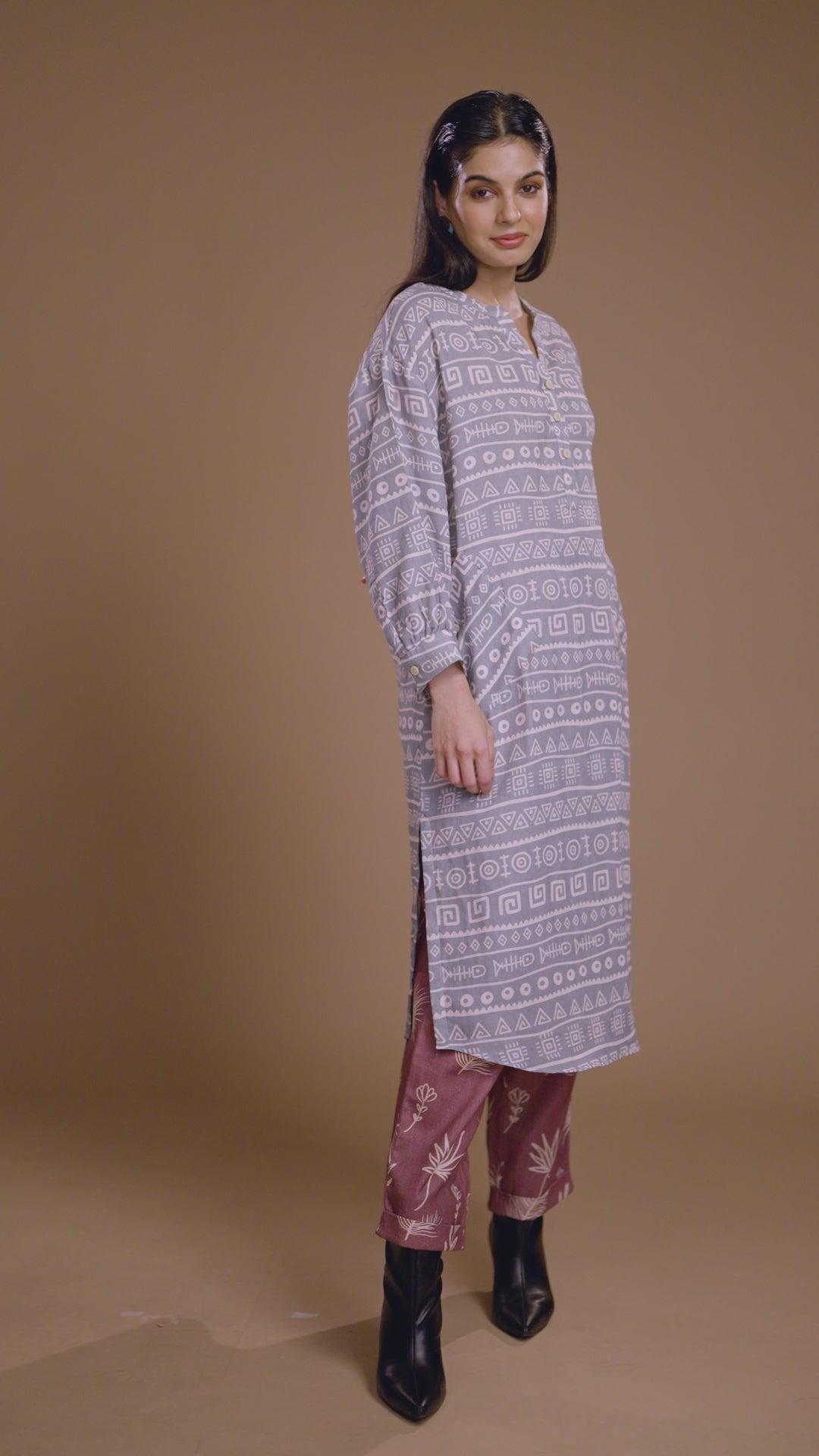 Gray Dara Kurta in Above all of it Pattern